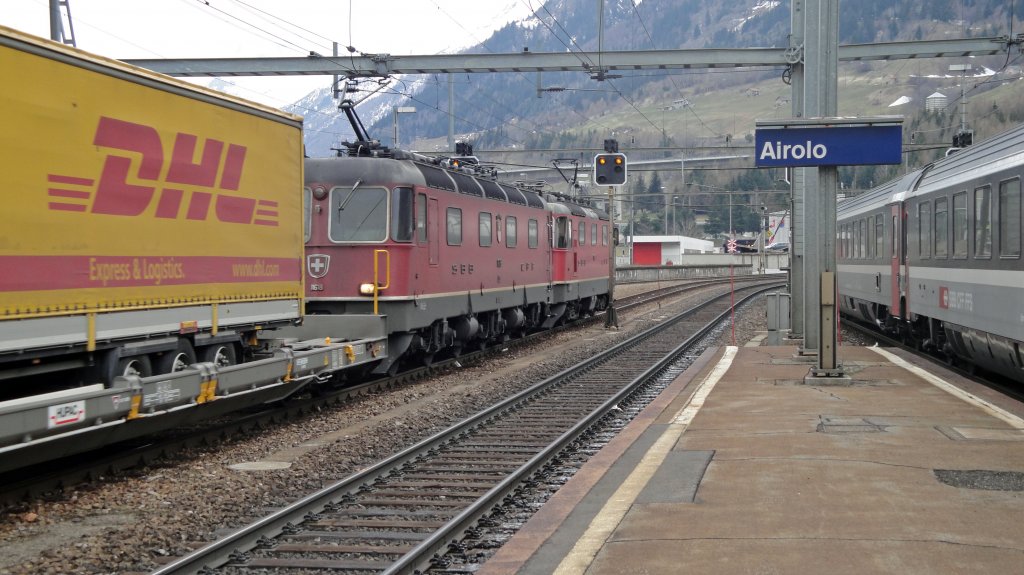 Zur Sicherheit der Passagiere: Wenn ein IR in Airolo neben dem schmalen Perron einen Halt einlegt und dabei ein GZ den Bahnhof passiert, wird er ber ein weiter entferntes Gleis (Gleis 4)  umgeleitet . Am 15.04.10 macht eine Re 10/10 (Re 6/6 11618  Dbendorf  + Re 4/4  11340) das perfekte Beispiel.