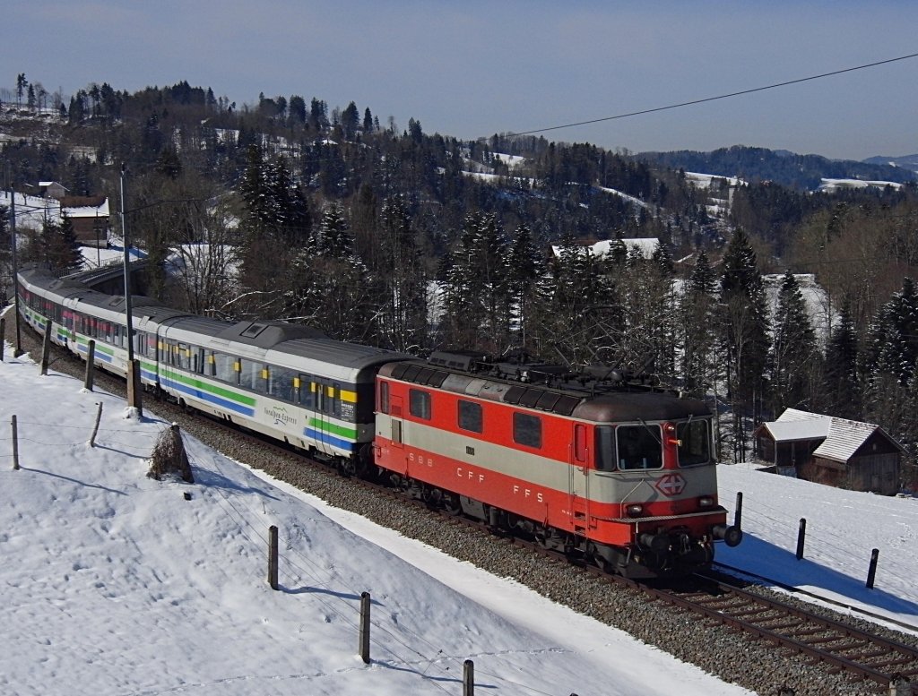 Zur berraschung des Fotografen zog keine Re 446/456 sondern die Re 4/4 11108 mit „Swiss Express“-Lackierung die Wagen des Voralpen-Express IR 2413 von Luzern nach Romanshorn. Die Aufnahme entstand am 16.03.2013 zwischen Mogelsberg und Degersheim.