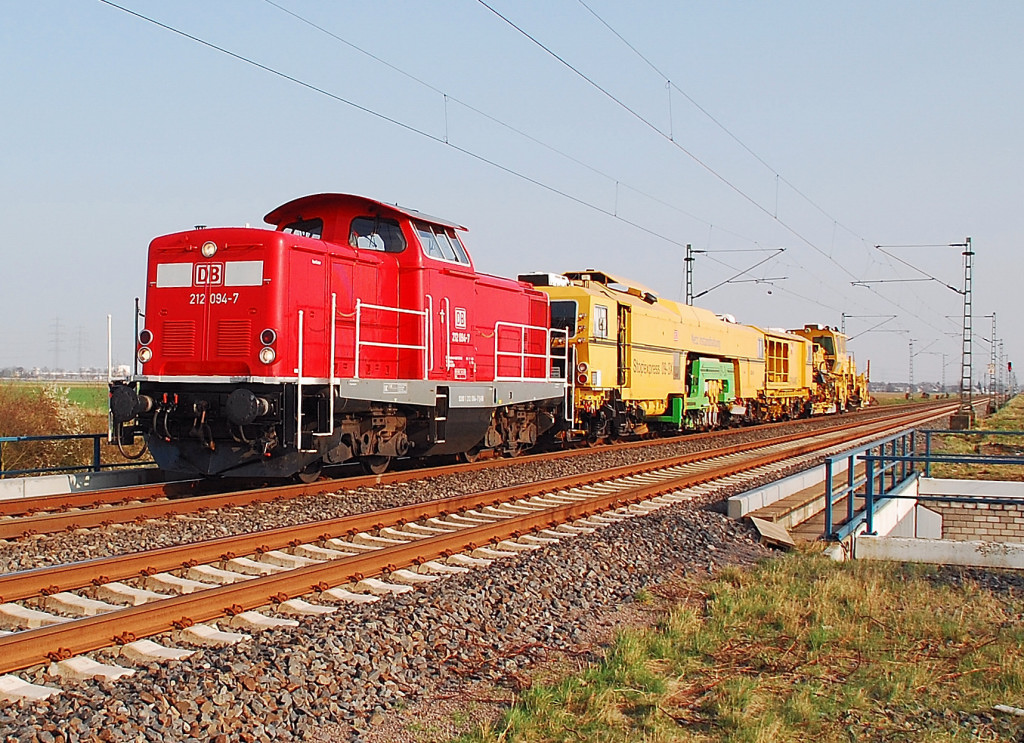 Zur Unterhaltung der Fahrwege ist die 212 094-7 mit einem Bauzug am Hacken auf der Brcke der K33 bei Allerheiligen abgelichtet. Freitag 23. Mrz 2012