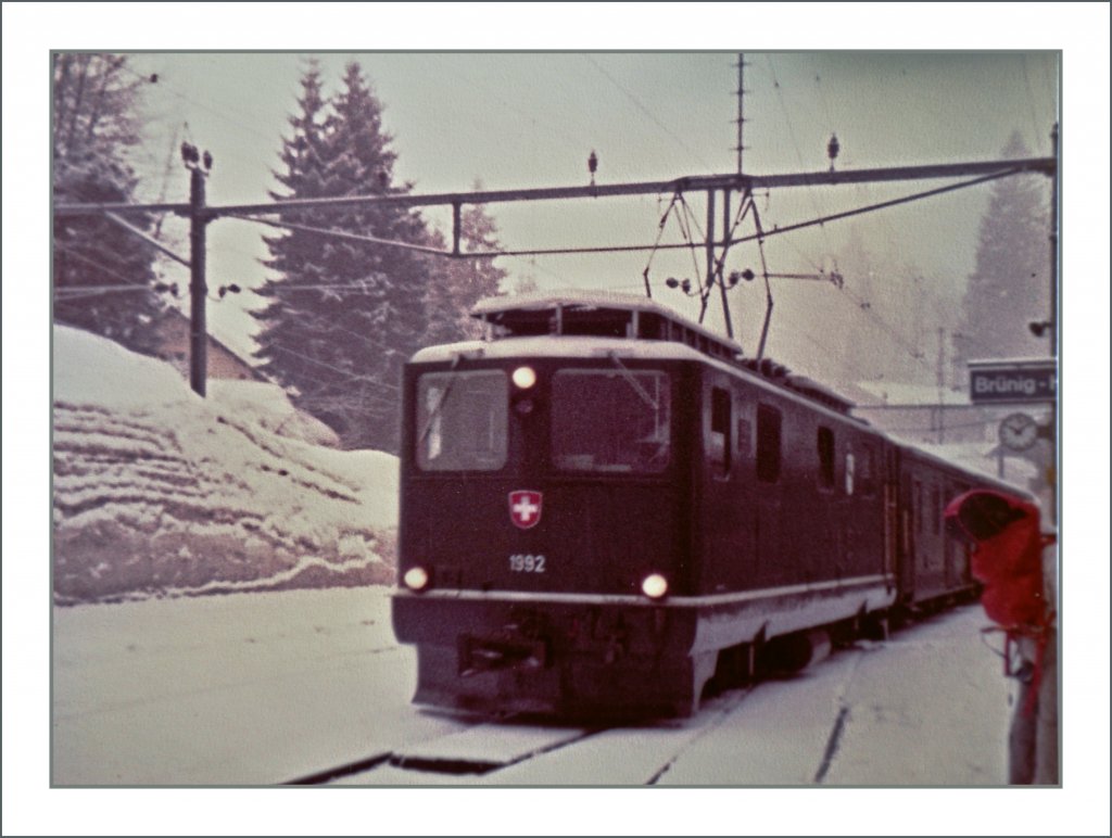 Zur Untersttzung der sechzehn Deh 4/6 beschaffte die SBB 1954 die zwei  Bergloks  HGe 4/4 1991 und 1992, auch genannt  Muni  (Stier). 
54 Tonnen schwer, leisteten sie bei max 50 km/h (Zahnstange 33 km/h) 2180 PS. 
Hier ist ein 110 Film Bild der HGe 4/4 1192 zu sehen, welches leider kaum Details aber die Proportionen der Lok zeigt, und meines Wissens das bisher einzige Bild eines  Munis  im Betriebseinsatz auf BB.de ist. 
Brnig Hasliberg, im Februar 1982