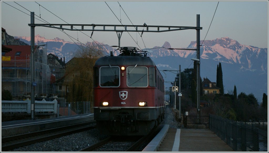 Zur Vermeidung des ungeliebten Mastschattens (siehe Kays Kommentar bei Bild 577678) habe ich heute zur Radikalkur gegriffen und erst nach Sonnenuntergang fotografiert. Neben der Re 6/6 11624  sind unter anderen im Hintergrund der Dent de Jaman und der Rochers de Naye zu sehen.
1. Mrz 2012