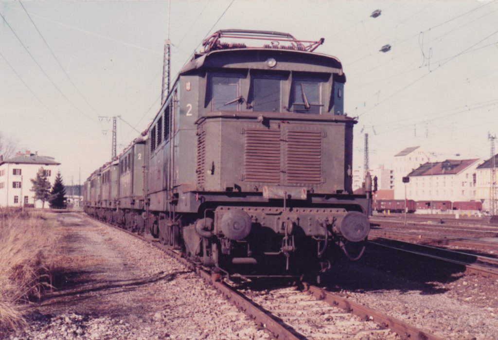 Zur Verschrottung abgestellte Elok der Baureihe 144 (E 44) im BW Rosenheim. Aufgenommen nach Anmeldung bei der  damaligen  Lokleitung. Diese Schrottloks wurden ins AW Mnchen-Freimann berfhrt. Lok-Schilder waren alle demontiert. Aufnahme aus dem Dezember 1983. Aufnahme auf 35 mm Farb-Negativ-Film. Fotoapparat: PENTAX MX