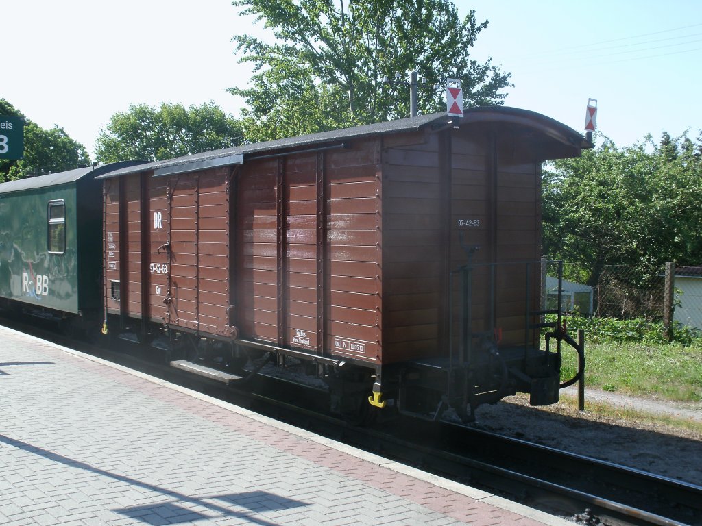 Zur Verst�rkung zum Gep�ckwagen f�hrte der P 223 Binz-G�hren,am 28.Mai 2012,den Gw 97-42-63 mit.Aufnahme in Binz LB.