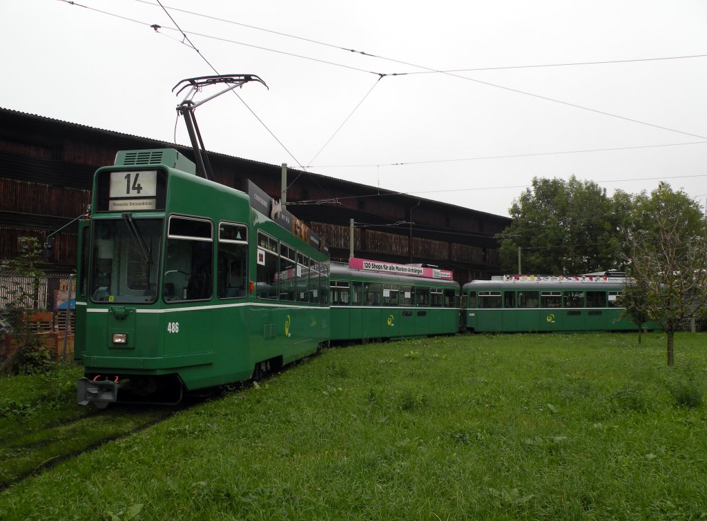 Zur Zeit fährt auf der Linie 1/14 ein Dreiwagenzug mit zwei Anhängern mit Niederflur Einstieg. Der Zug besteht aus dem Be 4/4 486, dem B 1502 S und dem B 1490 S. Die Aufnahme stammt vom 10.10.2012.