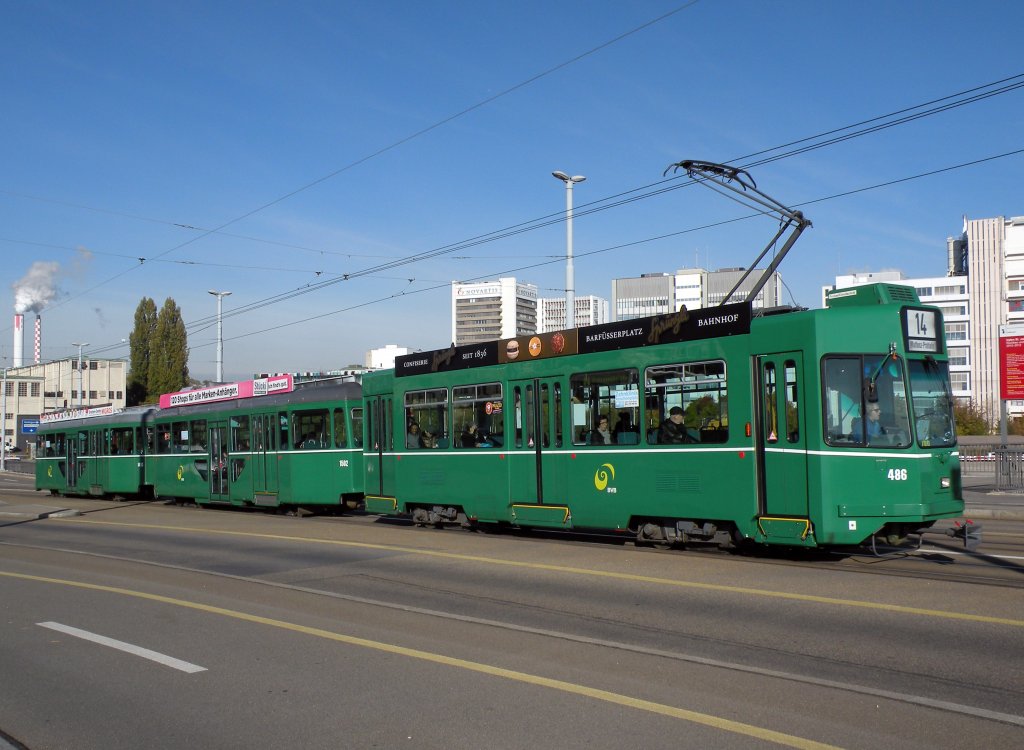 Zur Zeit fhrt auf der Linie 1/14 ein Dreiwagenzug mit zwei Anhngern mit Niederflur Einstieg. Der Zug besteht aus dem Be 4/4 486, dem B 1502 S und dem B 1490 S. Die Aufnahme stammt vom 16.10.2012.
