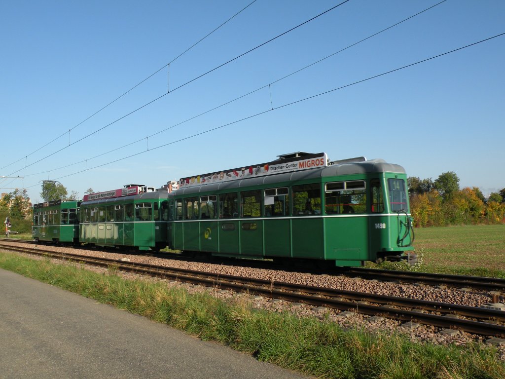 Zur Zeit fhrt auf der Linie 1/14 ein Dreiwagenzug mit zwei Anhngern mit Niederflur Einstieg. Der Zug besteht aus dem Be 4/4 486, dem B 1502 S und dem B 1490 S. Hier sehen wir den Zug zwischen den Haltestellen Lachmatt und Rothausstrasse. Die Aufnahme stammt vom 19.10.2012.
