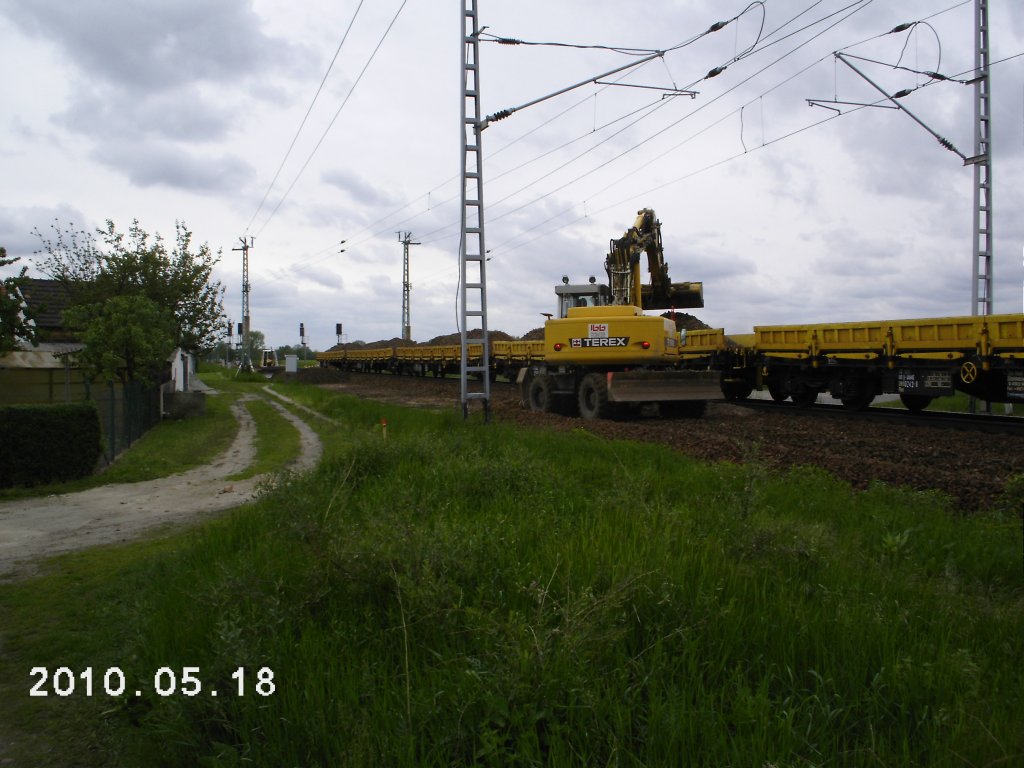 Zur Zeit finden Bauarbeiten auf der Strecke von L�bbenau nach K�nigswusterhausen statt. Der Bagger bel�dt hier die Flachwagen mit alten Schotter. Aufnahmepunkt ist kurz hinter L�bbenau.