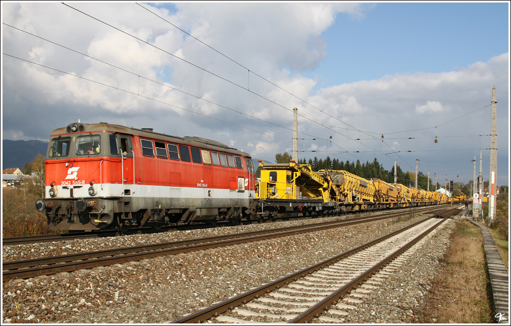 Zur Zeit findet in Zeltweg der groe Bahnhofsumbau statt.Hier zieht 2043 555 einen schweren Bauzug aus dem Bahnhof.
10.2011