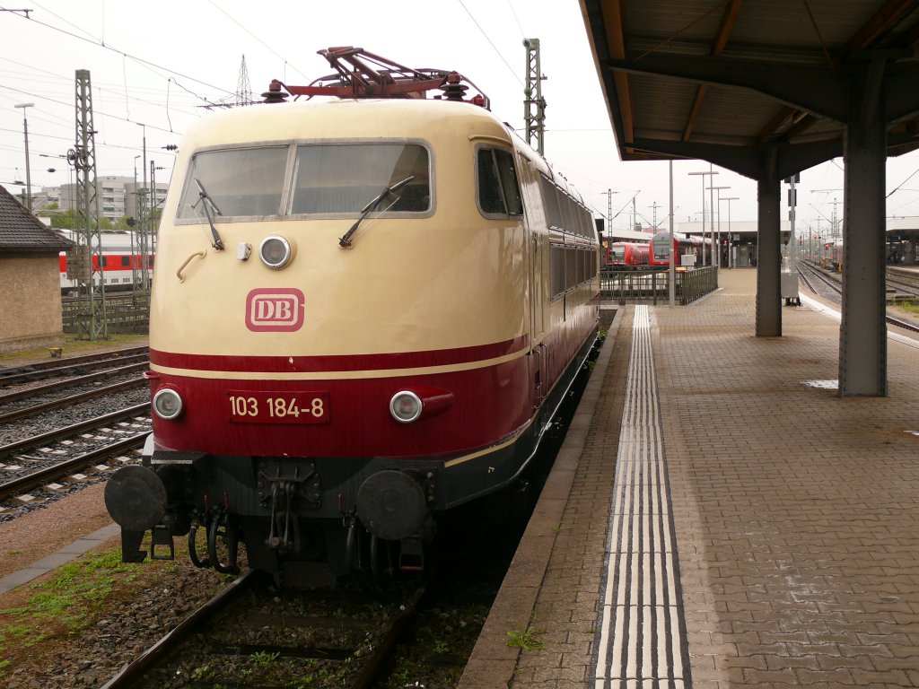 Zur Zeit weilt 103 184 in Basel Bad Bf um die Rckleistung des Sonderzuges aus der Schweiz zu bernehmen. 04.09.2011