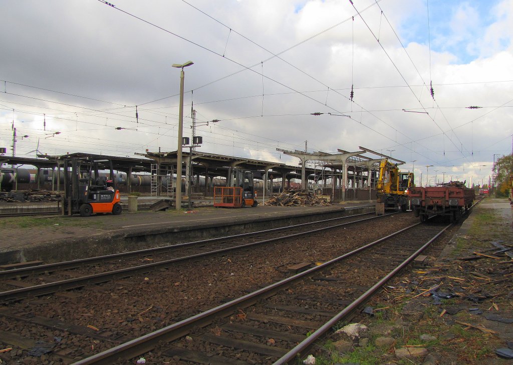 Zur Zeit werden im Bf Grokorbetha die alten Bahnsteigdcher entfernt; 25.10.2010