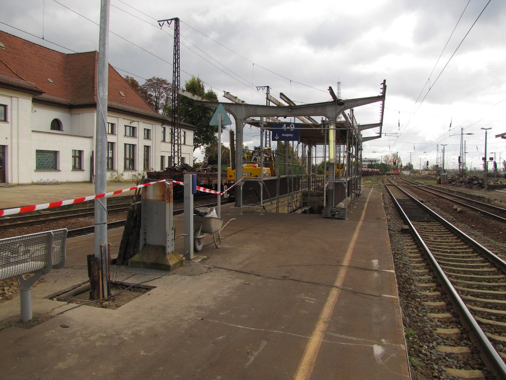 Zur Zeit werden im Bf Grokorbetha alle Bahnsteigdcher abgerissen und modernisiert; 25.10.2010