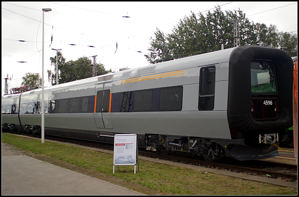 Zur Zeit werden in Hennigsdorf die Triebzge der dnischen Baureihe ET  Contessa, resundstg  gebaut. 4596 zeigte sich den Besuchern, war leider nicht von innen zu besichtigen (NVR-Nummer 94 86 4314596-4, 100 Jahre Innovation und Technologie, Tag der offenen Tr Bombardier Hennigsdorf 18.09.2010)
