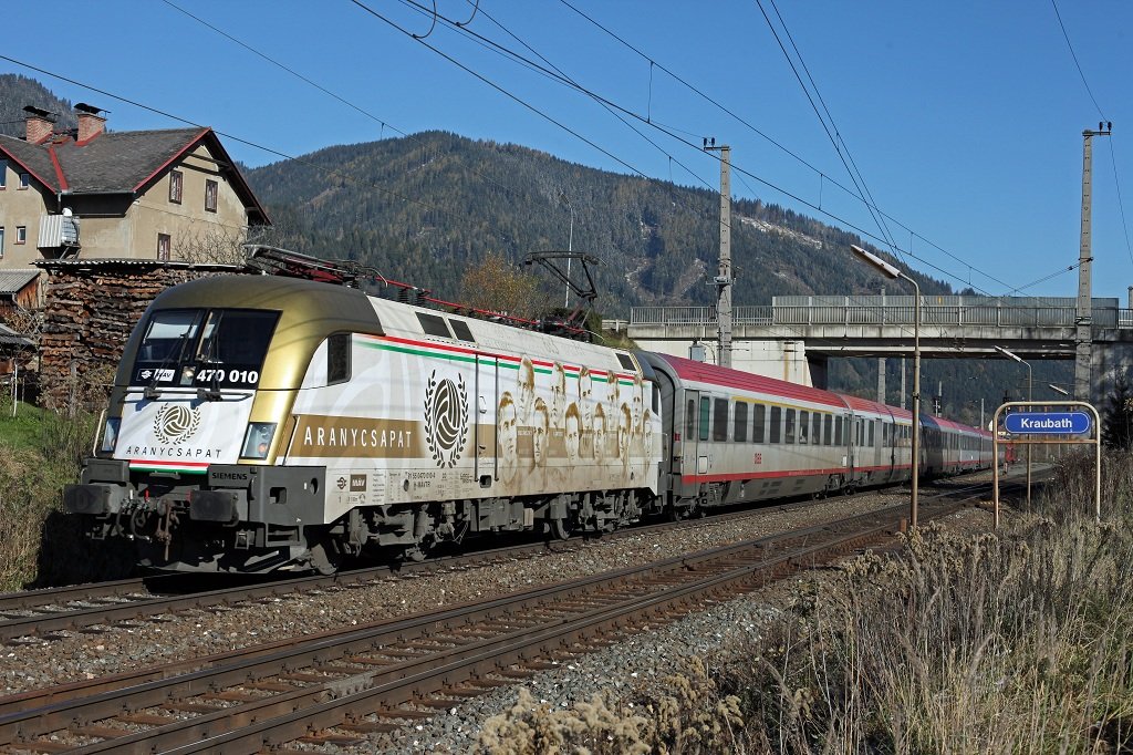 Zur Zeit wird das Zugpaar BB-IC 531/530 /Wien Meidling - Lienz - Wien M.) mit Loks der MAV-Reihe 470 bespannt. Die 470.010 hat mit ihren BB-IC 531 gerade den Bahnhof Kraubath durchfahren und strebt ihren nchsten Anhaltebahnhof Knittelfeld zu. 31.10.2012