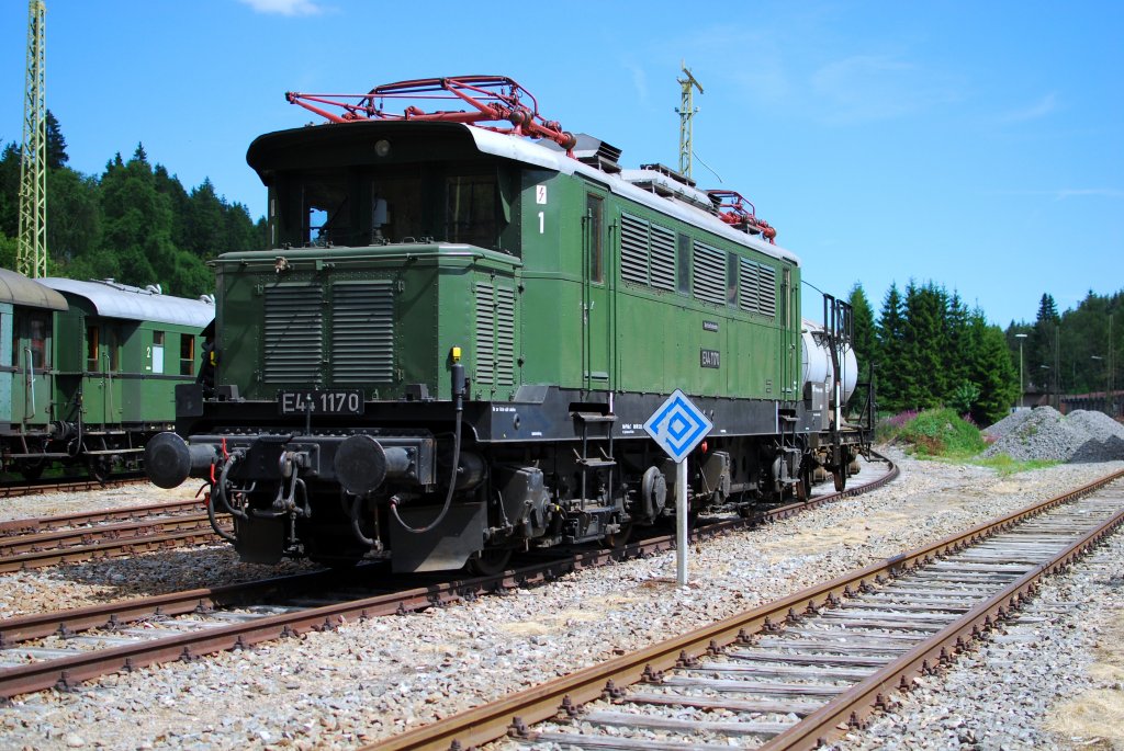Zuruck auf die Hollentalstrecke die E44-1170 mit kesselwagen am 31. 07 2010 in BW Seebrugg.