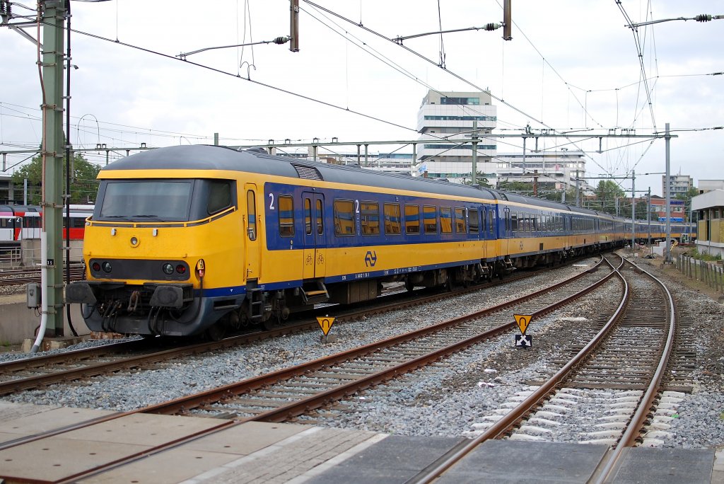 Zuruck ist IC 1900 (Den Haag CS - Venlo) mit BkD Steuerwagen und ICR typ 2 bei Ausfahrt von Rotterdam CS am 05.10 2010.