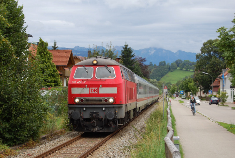 Zurck am  Oberstdorfer Bhnle  (I): Nach etwa einem Jahr zog es mich am 7.8.2011 wieder an eine meiner Lieblingsfotostellen an der Bahnstrecke Immenstadt - Oberstdorf. Dieses Jahr bot sich auch endlich mal die Gelegenheit, die Stelle mit einer 218 umzusetzen, da aufgrund der Streckensperrung im Abschnitt Altstdten - Oberstdorf die IC  nach Gebrauch  als Lr nach Kempten gefahren wurden. Die Ulmer 218 456-2 zieht ihren Lr 78892, der aus dem Wagenpark des IC 2085 besteht, in den Bahnhof Immenstadt, wo die Lok umsetzen wird, um anschlieend zur Nachtruhe zu fahren. Ein freundlicher Gru geht an den Tf der Fuhre.