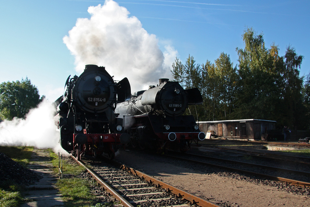 Zurck aus Meiningen, stand die vereinseigene 52 8154-8 zu den 8.Leipziger Eisenbahntagen wieder fr Fhrerstandsmitfahrten zur Verfgung, 15.10.2011.