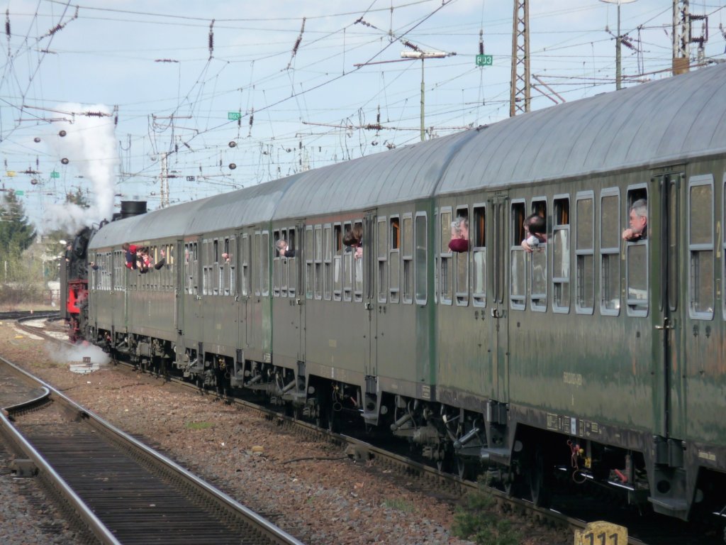 Zur�ck dampft die BR 41 360 mit einer Reihe  Gr�nlinge  am Haken.