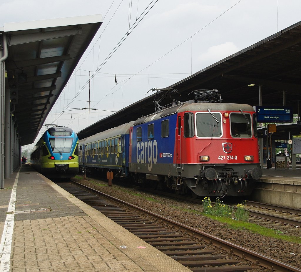 Zurck im Hbf Osnabrck konnte noch der  Fun-Express  mit 421 374-0 bei seiner Einfahrt aufgenommen werden. Aufgenommen am 19.09.2010.