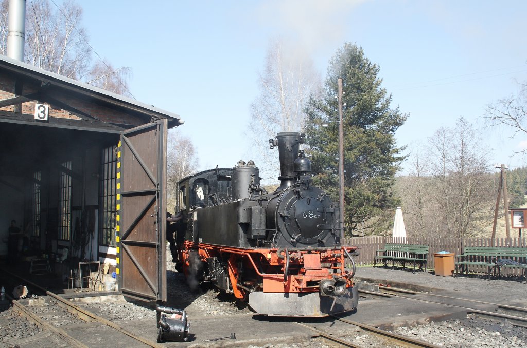Zurck in Jhstadt, nun wird 99 568 weiter komplettiert. Als nchstes wurde der Schalldmpfer der Sauglufftbremse und die Lichtmaschine montiert.(17.04.2010, Jhstadt)