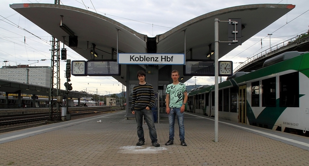 Zurck in Koblenz blieb noch Zeit fr dieses Bild von Kevin und mir vor dem Bahnhofsschild. (26.8.2010)
