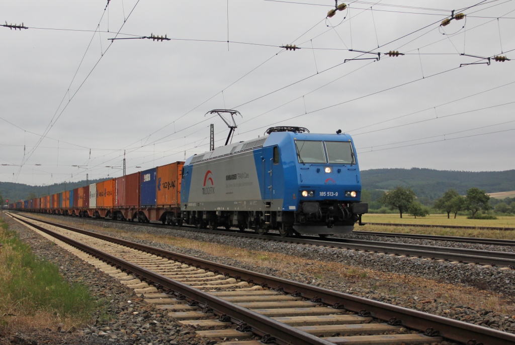 Zurck in Mecklar gab es dann noch 185 513-9 mit Containerzug in Fahrtrichtung Sden. Aufgenommen am 03.07.2011.