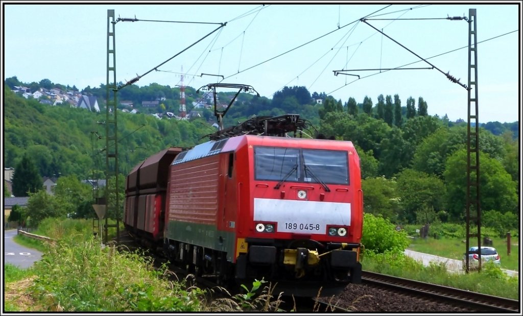 Zurck nach Rotterdam geht es fr diesen leeren Erzganzzug mit der 189 045-8 als 
Zugpferd. Aufnahme bei Erpel am Rhein im Juni 2013.