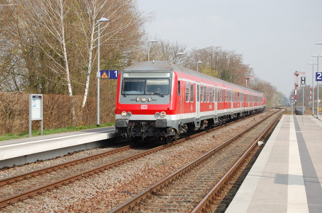 Zurck in der Pfalz sind die Dieselloks der BR 218 mit ihren n-Wagen-Zgen. Am 10.4.2010 konnte ich einen solchen als RE verkehrenden Zug nach Karlsruhe, welchen man auch als  Desastro-Ersatz  bezeichnen knnte, da diese Triebzge nicht so wollen wie sie sollen, im Bahnhof von Winden (Pfalz) aufnehmen. Ein Dank geht hier an den Informanten, der mir mitteilte, dass die 218er auch am Wochenende fahren.