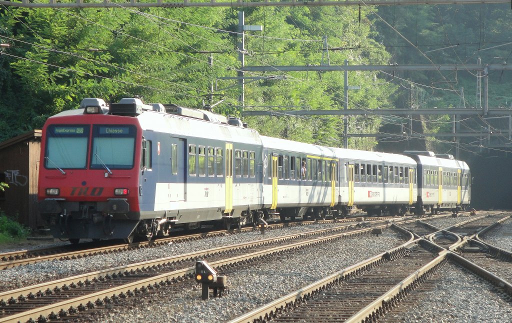 Zurckgekehrt: Der RBDe 560 129-9  Sonvillier  verlsst am 16.09.11 Bellinzona in Richtung Chiasso. Dieser Triebwagen war letztes Jahr oftmals in der Deutschschweiz anzutreffen. Fr den Gepcktransport wird das  D  des Fahrzeugs tglich noch verwendet. Gibts eventuell einen Nachfolger des Diensts in Domino-Form?