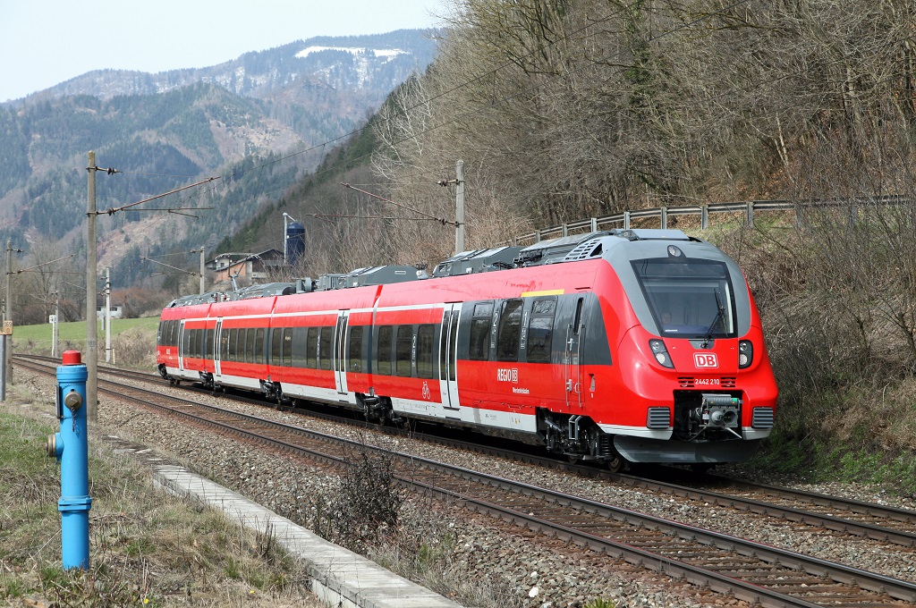 Zurzeit werden in sterreich Probefahrten mit Talent II Triebwagen der DB Reihe 2442 durchgefhrt. Mein Bild zeigt den 2442 210 auf der Fahrt zwischen den Bahnhfen Pernegg und Mixnitz-Brenschtzklamm am 8.04.2013.