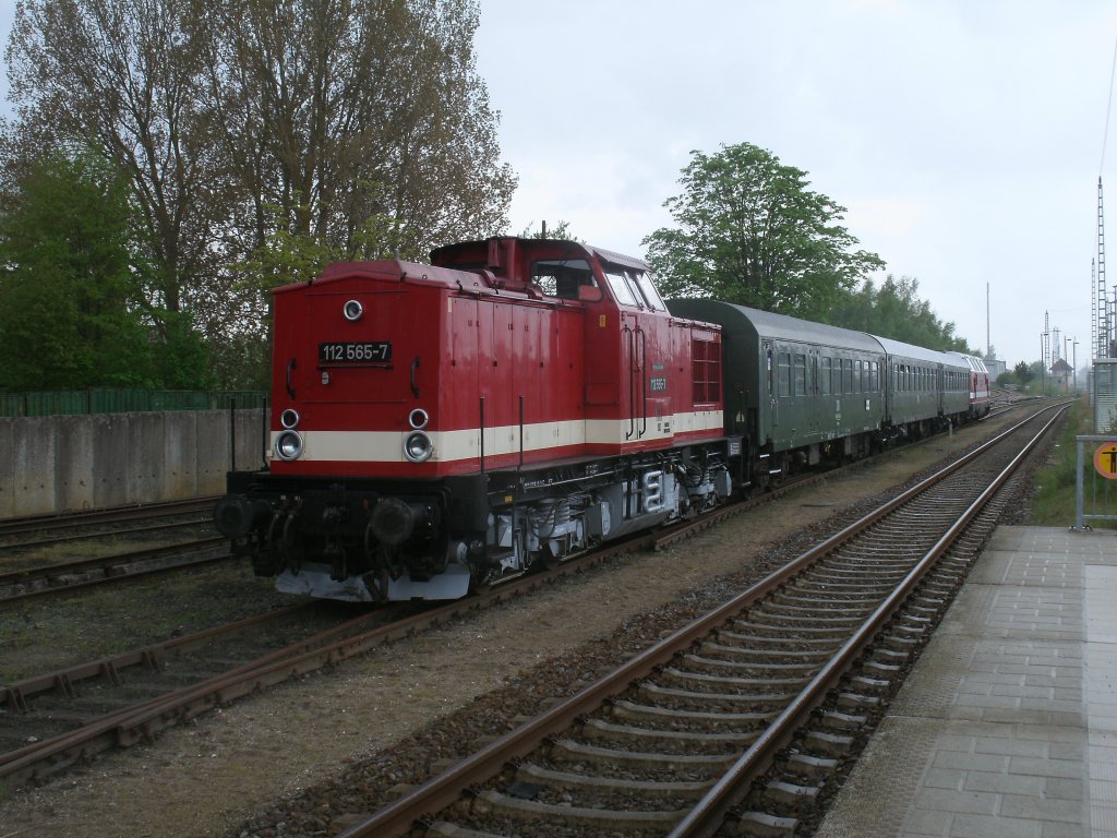 Zusammen mit 118 770 fuhr die PRESS 112 565,am 11.und 12.Mai 2013,planmig zwischen Bergen/Rgen und Lauterbach Mole.Hier stand der Zug am Sonntagmorgen(12.Mai) in Bergen/Rgen.