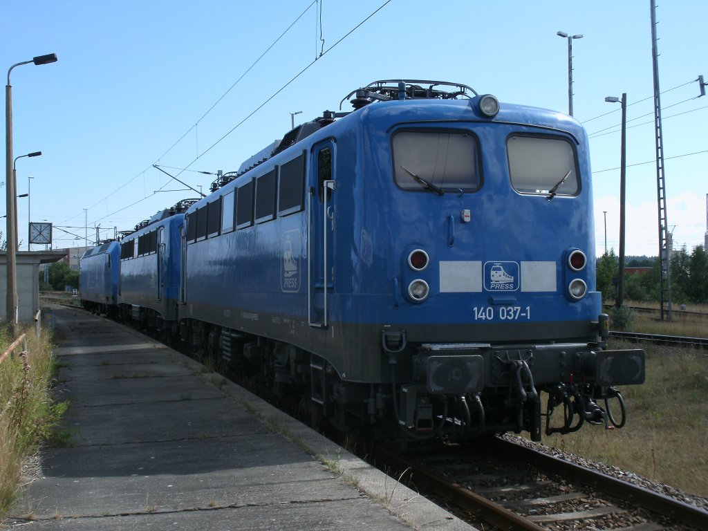 Zusammen mit 140 038 und 145 030 blieb 140 037 bis zum 15.August 2012 am ehmaligen Haltepunkt Mukran-Mitte stehen.Aufnahme vom 14.August 2012.