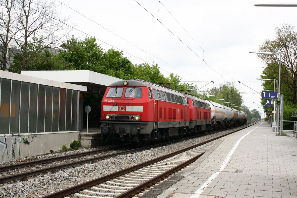 Zusammen mit 225 071-0 zog 225 073-6 einen  schweren  Gaskesselzug am 08.05.10 durch Poing.