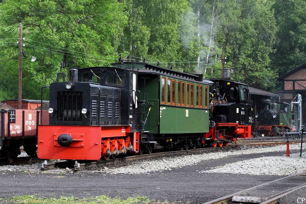 Zusammen mit einem Personenwagen und der frisch untersuchten 99 4511 steht 199 007 am 13.06.2011 in J�hstadt. Im Hintergrund steht noch die neugebaute I K No.54.