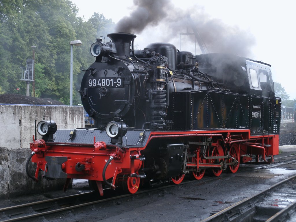 Zusammen mit ihrer Zwillingsschwester,99 4802,ist 99 4801 seit 1965 beim Rasenden Roland.Am 24.Juli 2011 fotografierte ich 99 4801 neben der Bekohlungsanlage in Putbus.