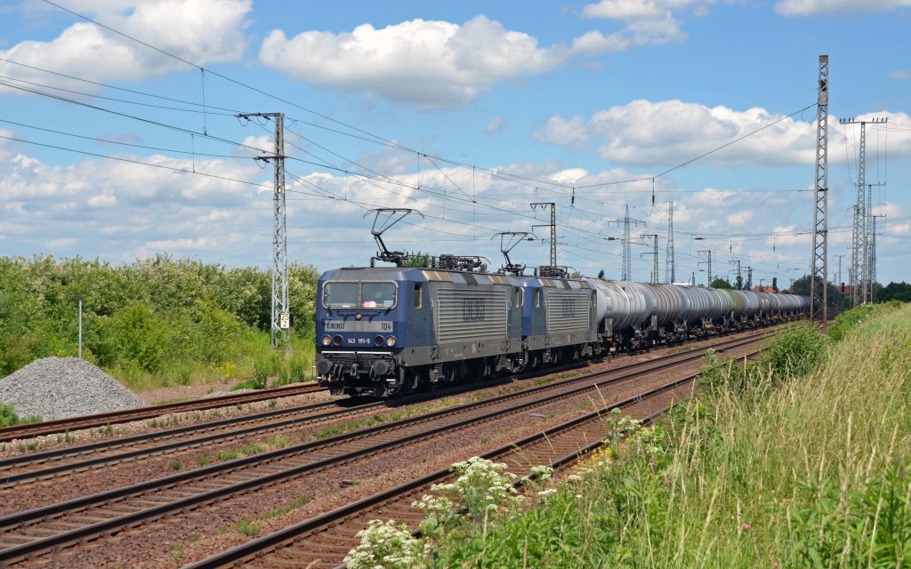 Zusammen mit einer Schwestermaschine befrderte 143 191 am 22.06.13 einen Kesselwagenzug durch Grokorbetha Richtung Naumburg.