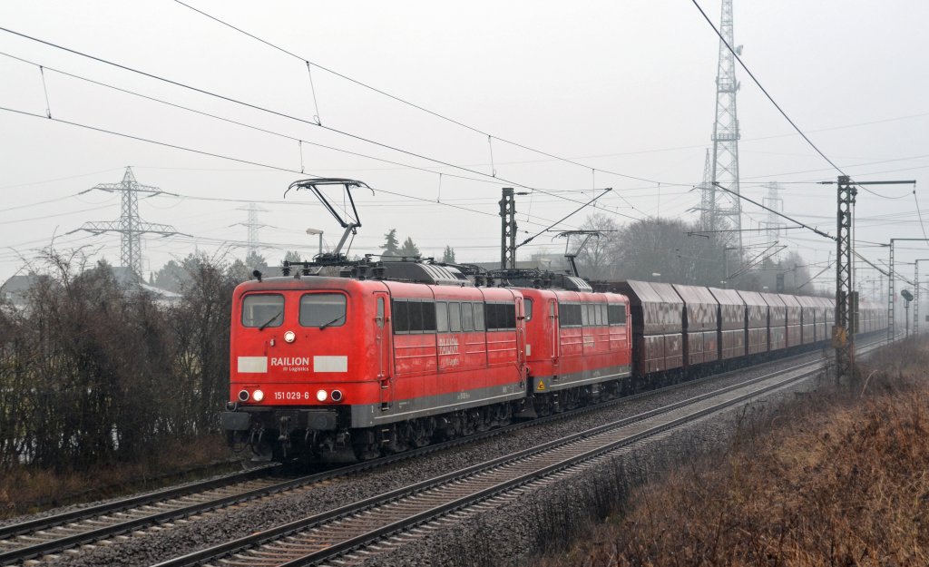 Zusammen mit einer Schwestermaschine zog 151 029 am 11.04.13 einen ERzzug durch Ahlten Richtung Hannover.