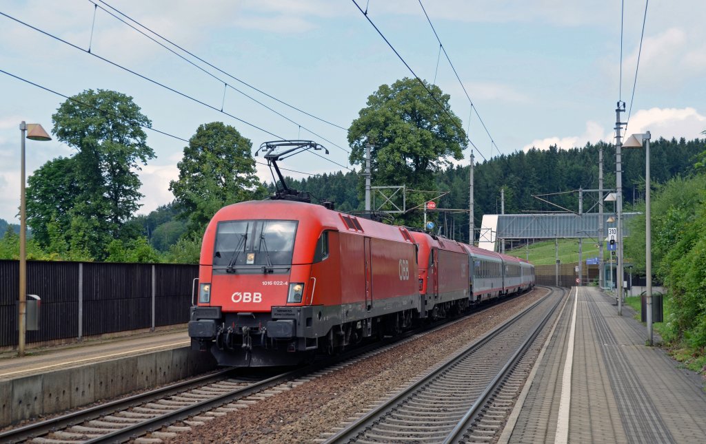 Zusammen mit einer unbekannten 1216 bespannte 1016 022 am 07.07.12 den OIC 862 nach Landeck-Zams. Fotografiert bei der Durchfahrt in Salzburg-Kasern.