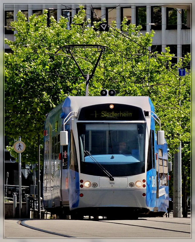 Zusammengestaucht sieht die Saarbahn aus bei der Ankunft an der Haltestelle Saarbr�cken Hauptbahnhof. 29.05.2011 (Jeanny) 