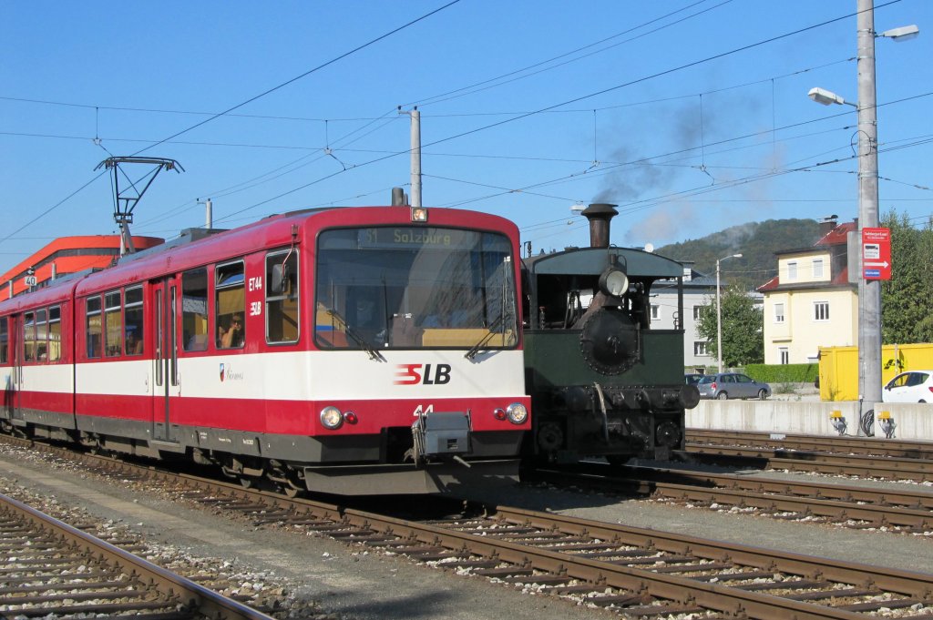 Zusammentreffen zweier Generationen. Ein moderner Elektro-Triebwagen  mit der Straendampfbahn   Hellbrunn   anllich 125 Jahre Salzburger Lokalbahn. 1.Okt.2011