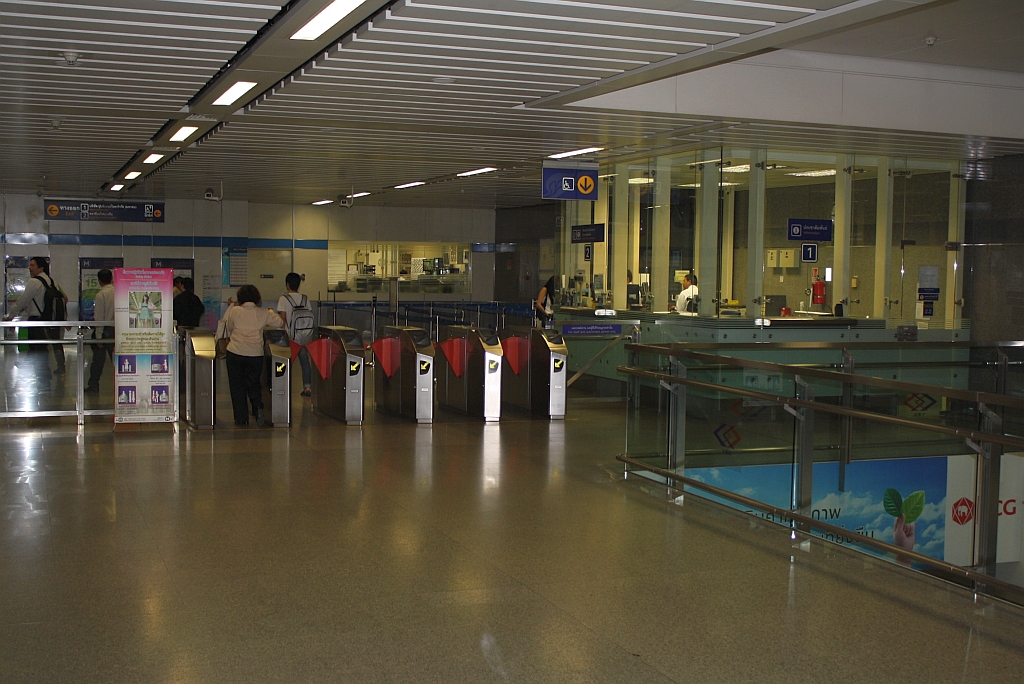 Zutrittskontrollen sowie Info- und Kontrollschalter der MRT-Haltestelle Bang Sue (BL11) am 14.Mai 2012. 

