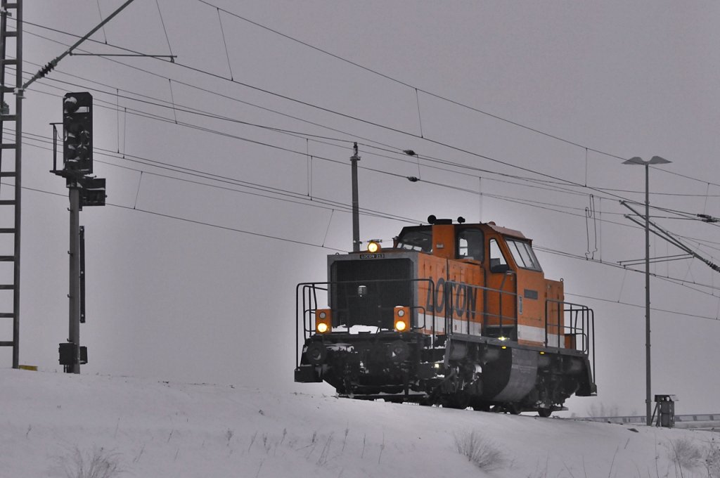 Zwangspause, Locon 213 mu warten,  wegen hoher Streckenauslastung  - oder wie tnt es oft aus den Lautsprechern am Bahnsteig, Stralsund Rgendamm Bahnhof am 30.12.2010