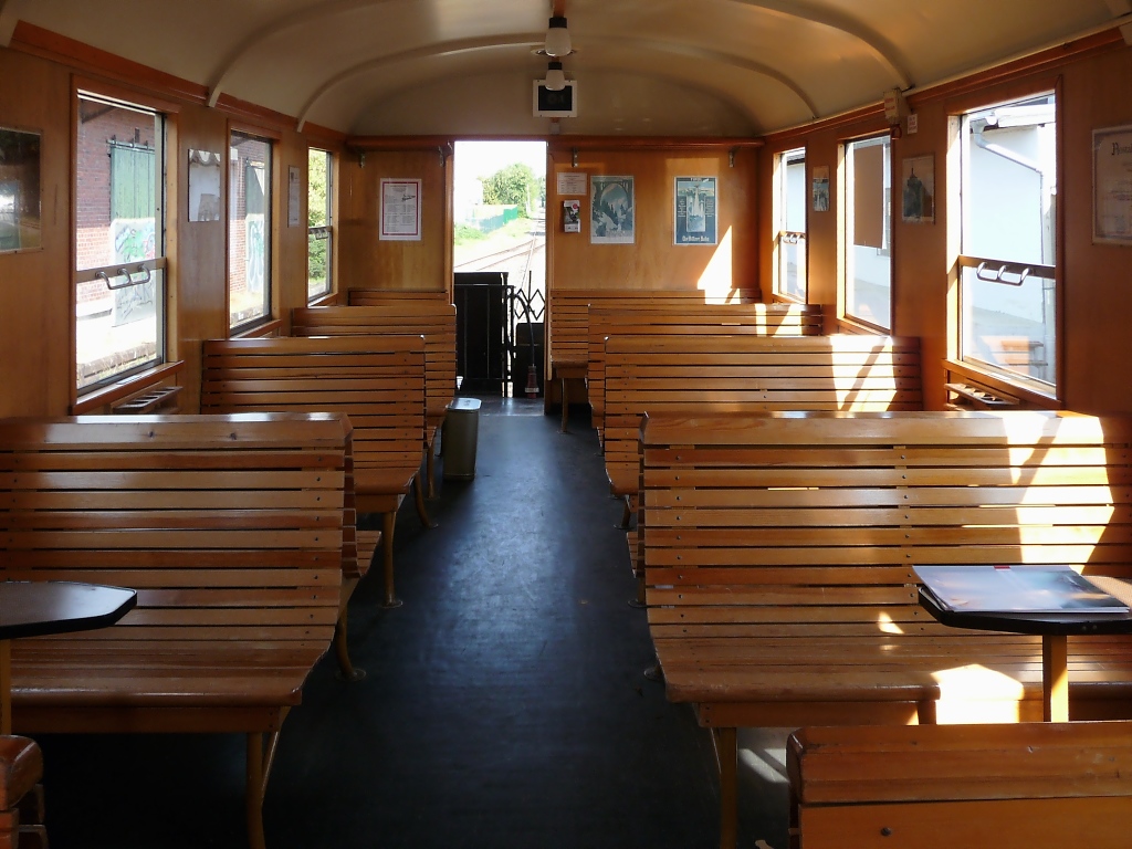 Zwar auch Holzklasse, aber immerhin mit Tischchen (5.9.2010). Von der Plattform am Ende dieses Wagens entstanden die meisten Bilder der Schluff-Strecke.