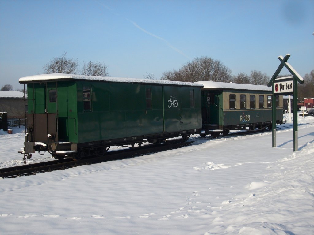 Zwar ist es noch ein bisschen hin zum Winter,aber wie ich im gestrigen Wetterbericht gehrt habe,soll es schon in einigen Ecken sogar schon Ende August schneien.Mein Bild stammt vom 23.Januar 2010 und zeigt einen Fahrradwagen und ein normalen Reisezugwagen abgestellt im verschneiten Putbus.