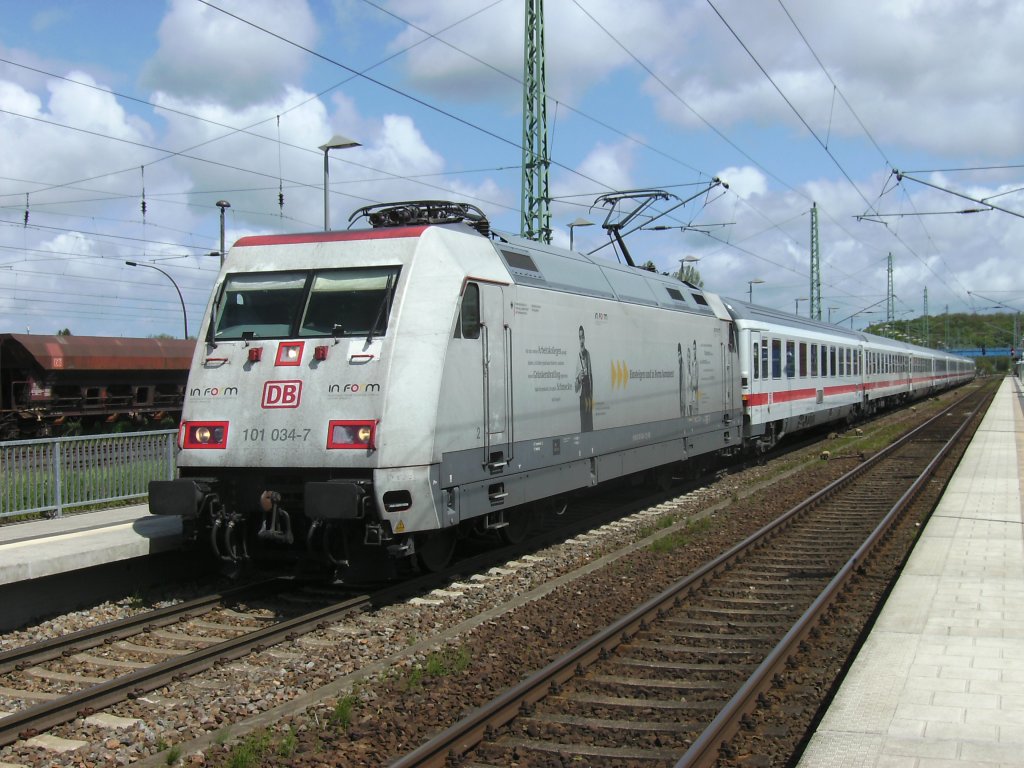 Zwar gab es am 25.Mai 2010 Sonne doch es war strmisch.Davon lie sich 101 034 mit ihren IC Binz-Frankfurt/Main nicht stren als Diese wieder einmal in Bergen/Rgen hielt.
