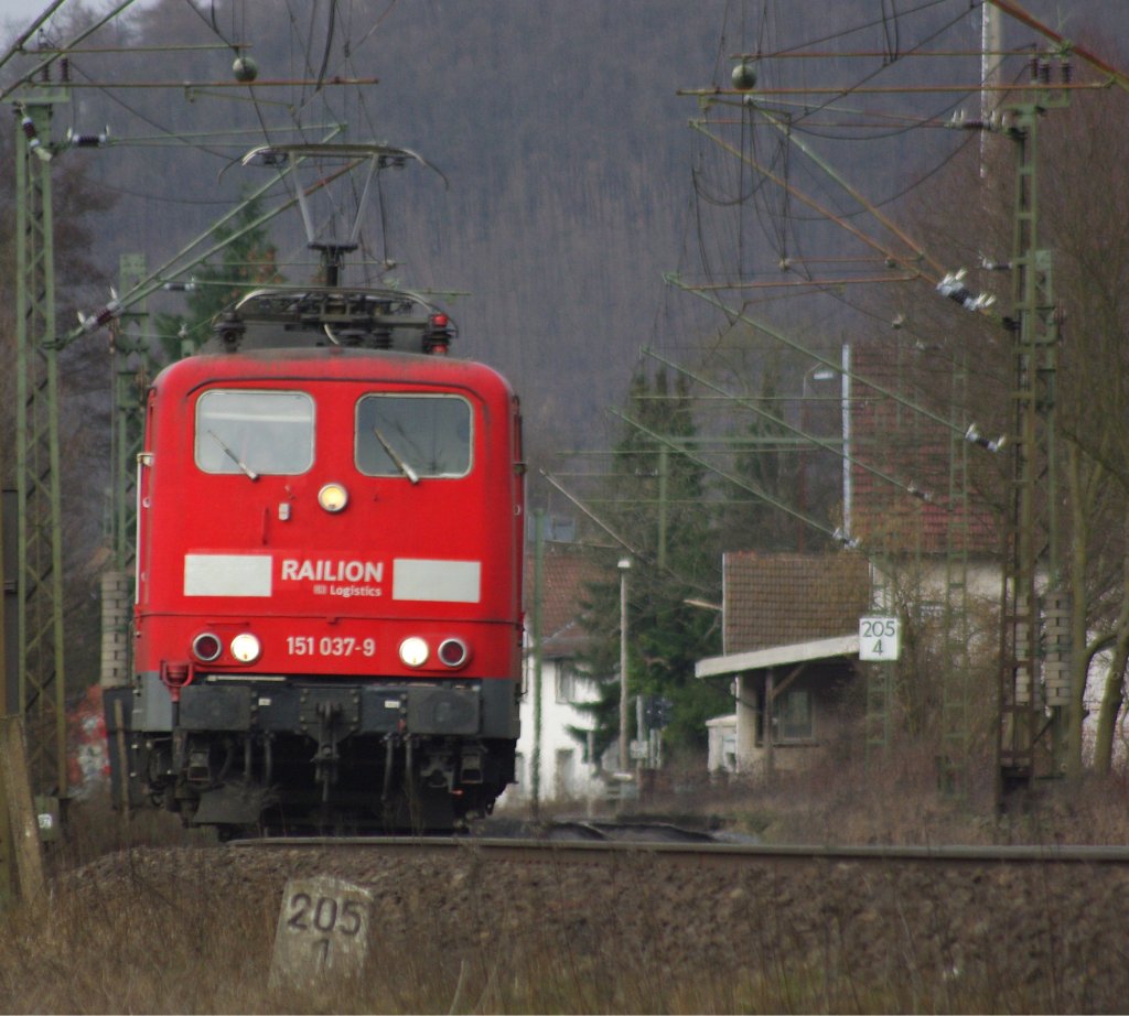 Zwar keine Besonderheit, die 151 037-9, aber beim Sichten der Bilder auf dem PC blieb ich irgendwie an diesem Bild hngen und dachte mir, ich sollte es mal zeigen. Aufgenommen bei Albungen am 25.03.2010.