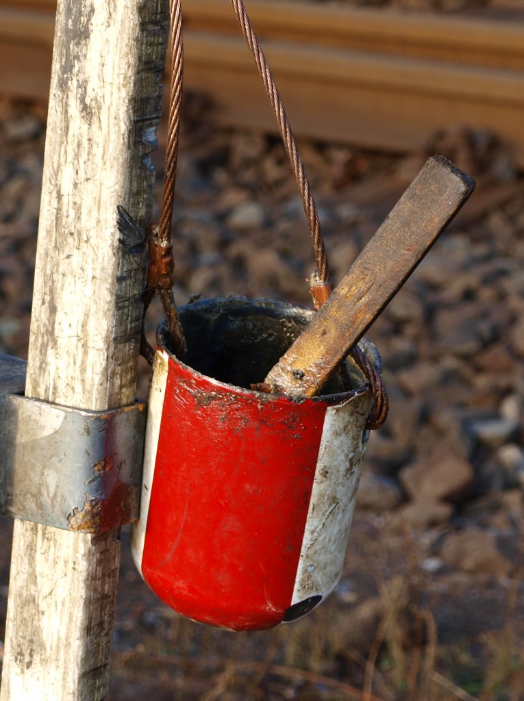 Zweckentfremdetes Grenzzeichen (Ra 12), hier dient es als Schmierfetteimer. Gesehen am Stolberger Hbf.