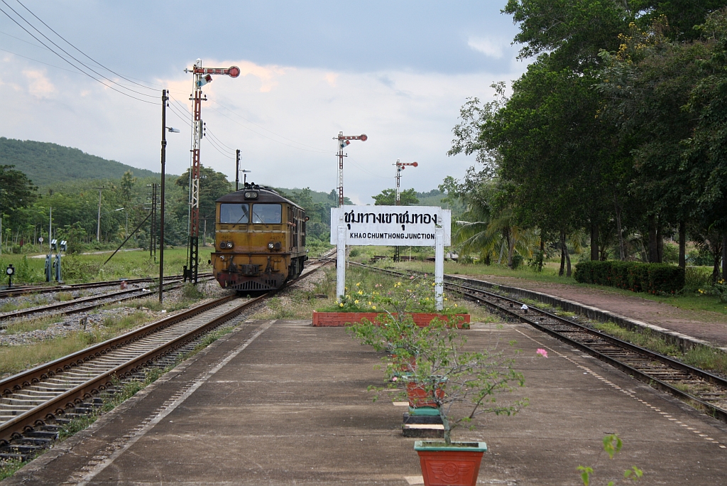 Zwecks Fahrtrichtungswechsel umfährt die AHK 4210 (Co'Co', de, Krupp, Bj.1980, Fab.Nr. K-5479) am 26.Oktober 2010 in der Khao Chum Thong Junction den ORD 457 (Nakhon Si Thammarat - Phatthalung).