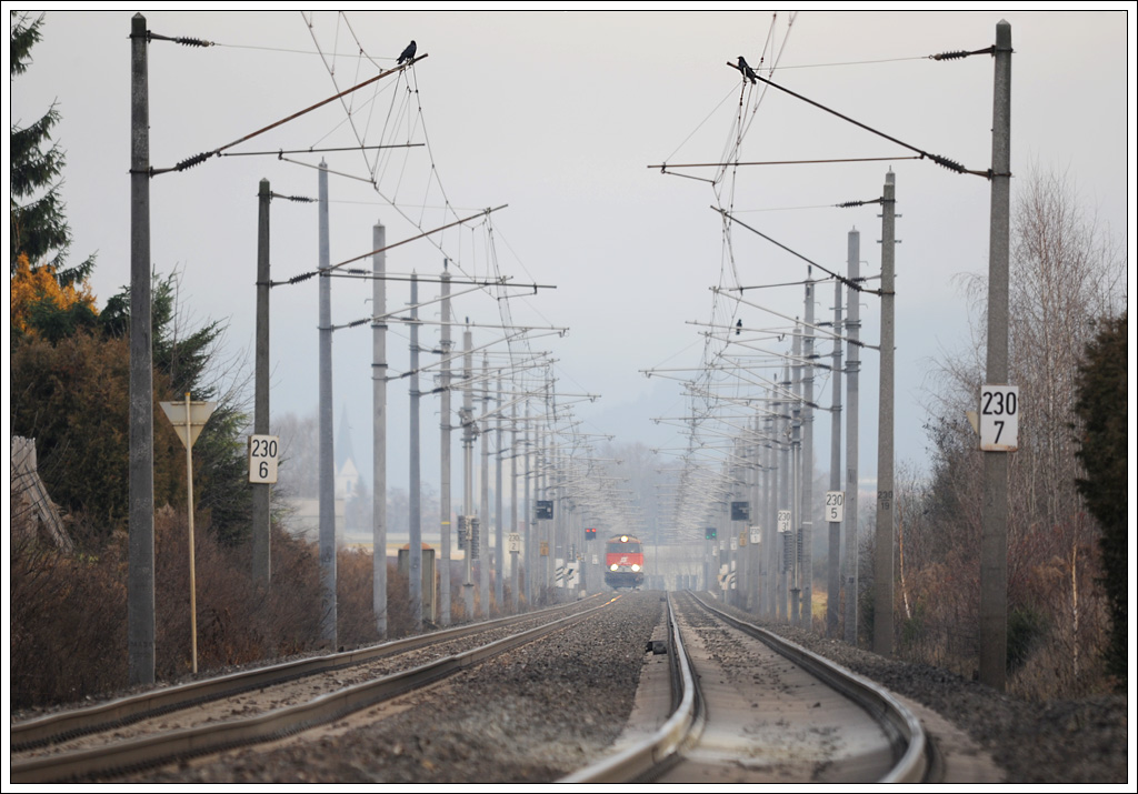 Zwecks Personaleinschulung auf der Reihe 2143 wurden am 23.11.2010 55555 von Zeltweg nach Frantschach-St. Gertraud 2143.062 und 067 vorgespannt. Die erste Aufnahme zeigt den Lokzug 84877 von Knittelfeld nach Zeltweg in Lind bei Zeltweg. Die beiden Kr�hen, die links und rechts auf den Auslegern sitzen, wurden nicht in das Bild kopiert ;-)