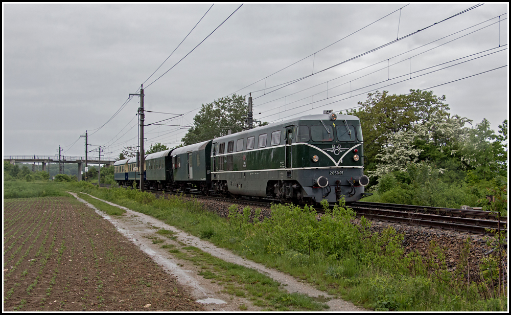 Zwecks berstellungen von Wagen war GEG 2050.05 am 11. Mai 2013 unterwegs.
Hier als SLP 95499 (Friedberg - Ebenfurth), aufgenommen bei der Einfahrt in den Zielbahnhof.